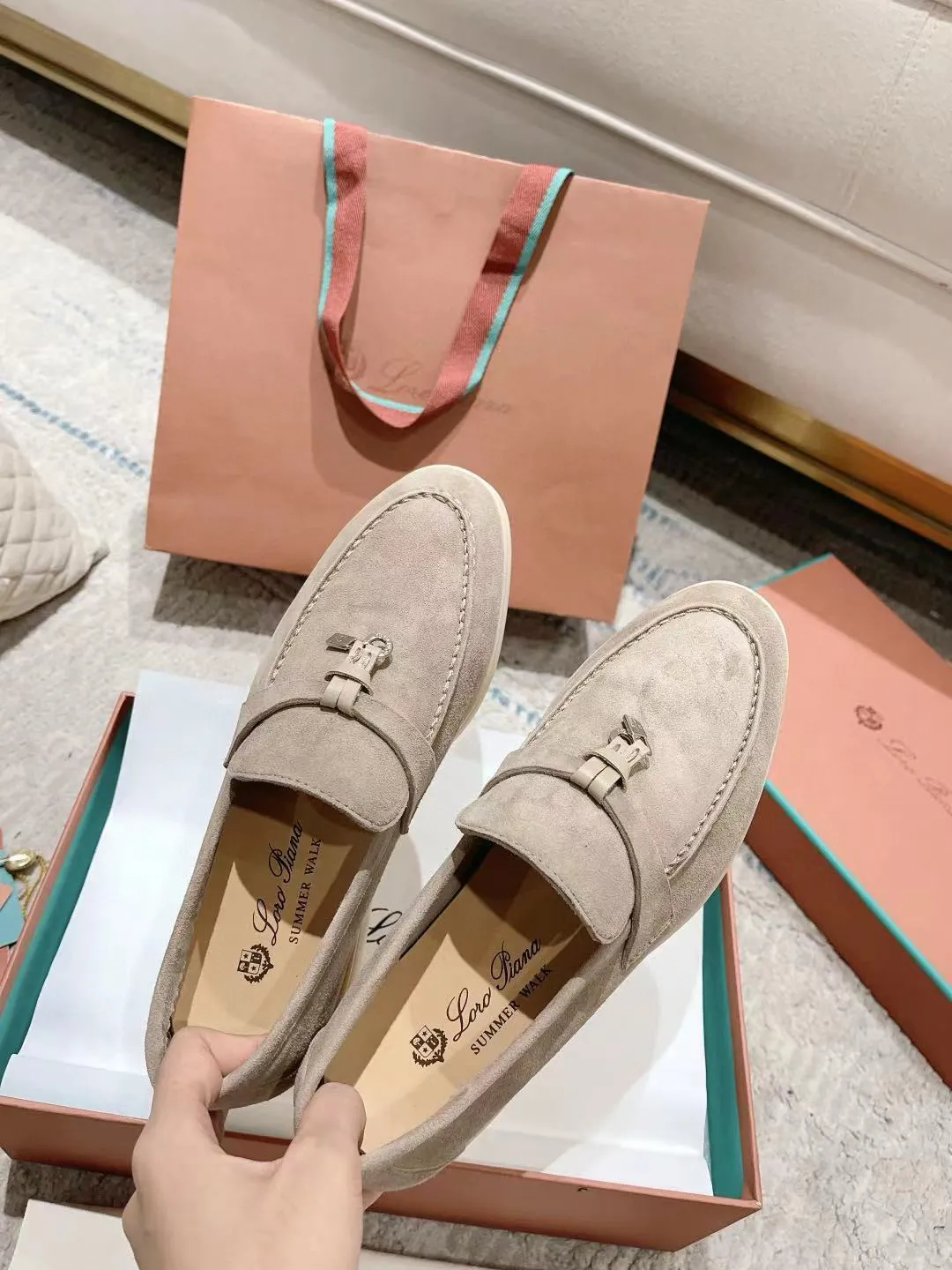Factory price: 520💰4050 new color. Original purchase, 1⃣️: 1⃣️ folded and developed, Loro Piana professional model to try on feet, quality purchase level, flash sale of common products on the market, welcome to compare, original packaging. Fabric: Imported from Italy🐑High mercerized shearling, Lining: Hand-sewn mark thread in water-dyed cowhide imported from Italy🧵, high-end and elegant. Comfortable on the feet. Size: Women's 35-42 (41, 42) customized, non-returnable, men's 38-45 (46, 47, 48) customized, non-refundable. Fashionable boutiques that you can’t miss, a must-have item